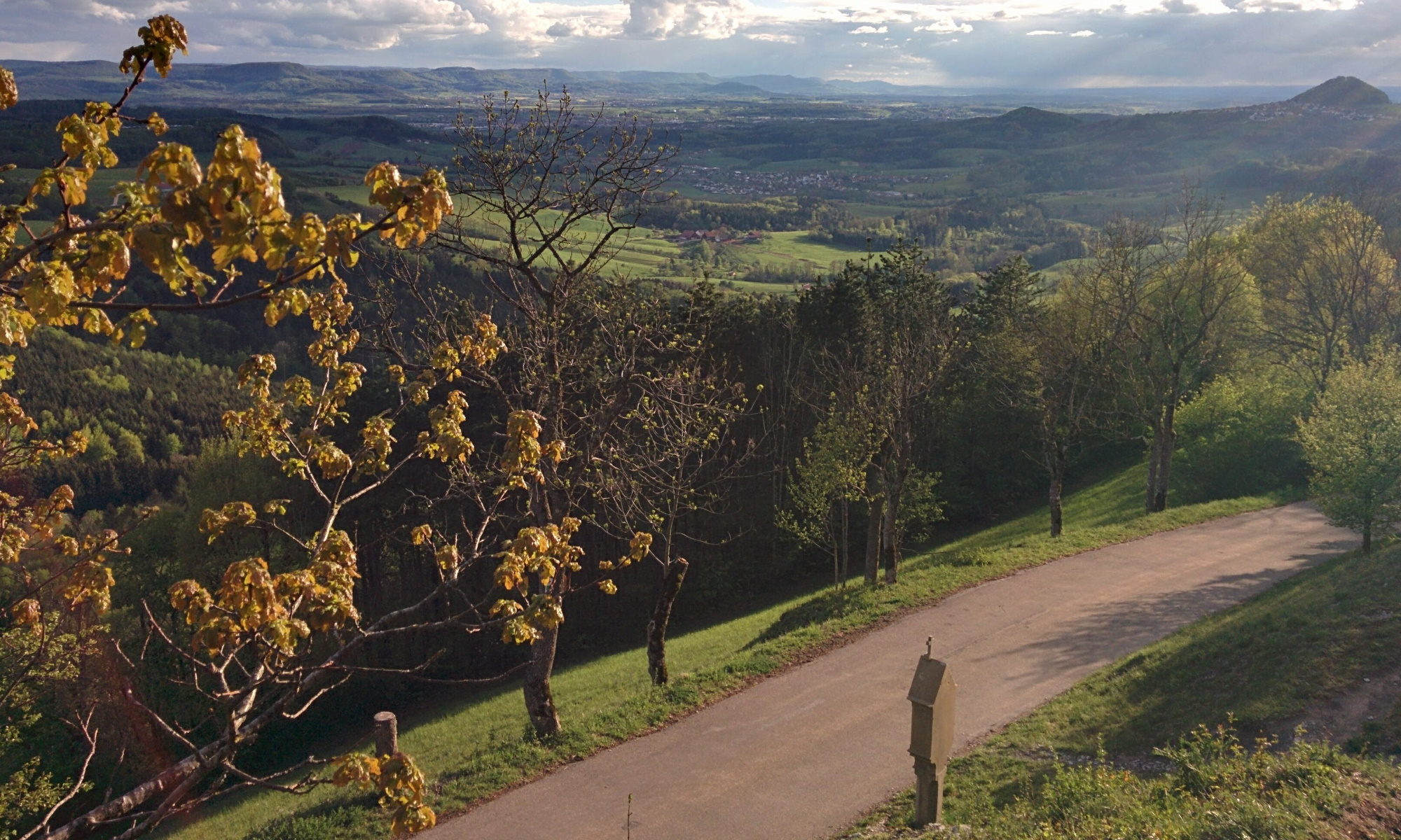 Kreuzweg Rechberg mit Blick auf Hohenstaufen